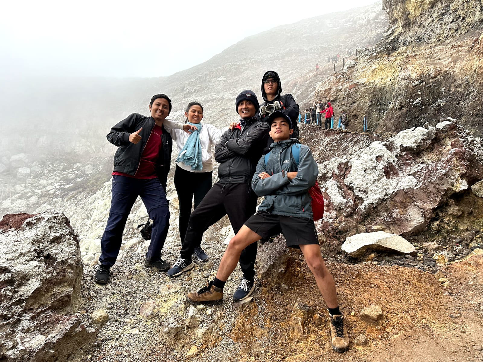 Bertemu Para Penambang Belerang: Pahlawan dari Ijen